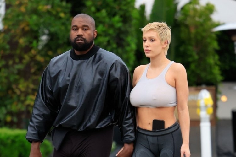 Kanye West'in eşi Bianca Censori frikik vermekten &ccedil;ekinmedi