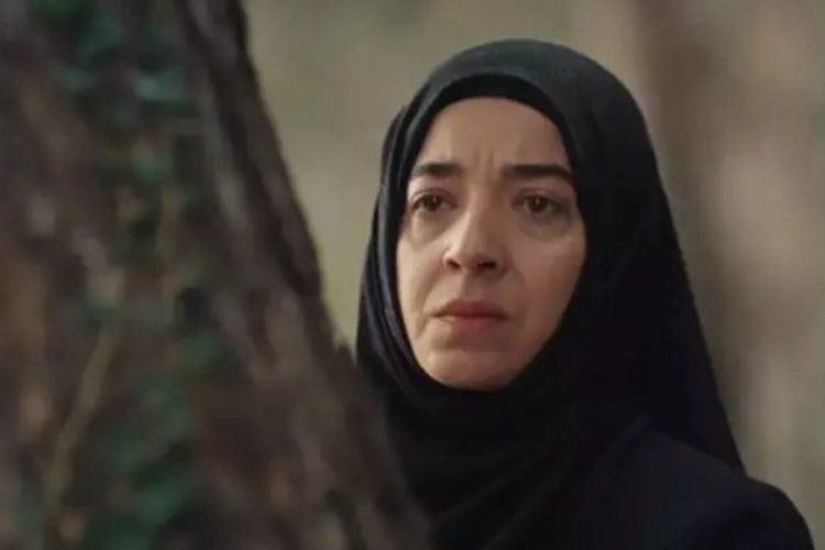 Kızıl Goncalar'ın M&uuml;yesser'i Asiye Din&ccedil;soy'un baş&ouml;rt&uuml;s&uuml;z hali g&uuml;ndem oldu