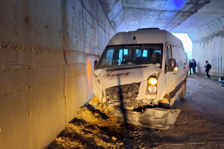 Burdur'da &ouml;ğrenci servisi ile otomobil &ccedil;arpıştı 14 yaralı