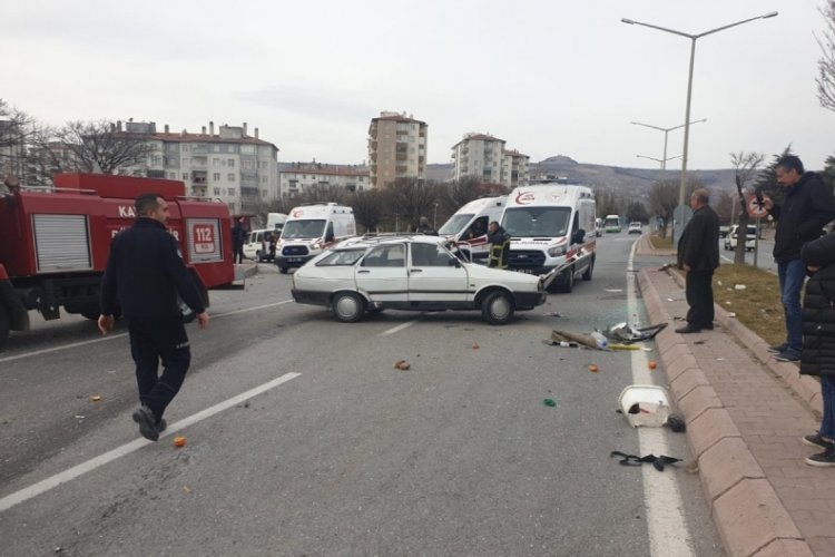 Kayseri'de otomobiller &ccedil;arpıştı: 3 yaralı