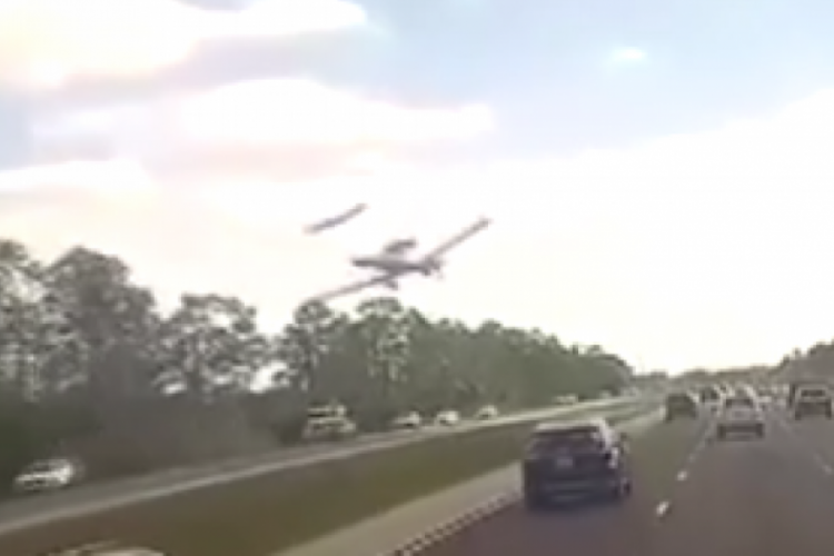 Florida'da otoyola inen u&ccedil;ağın duvara &ccedil;arparak alev aldığı anlar ortaya &ccedil;ıktı