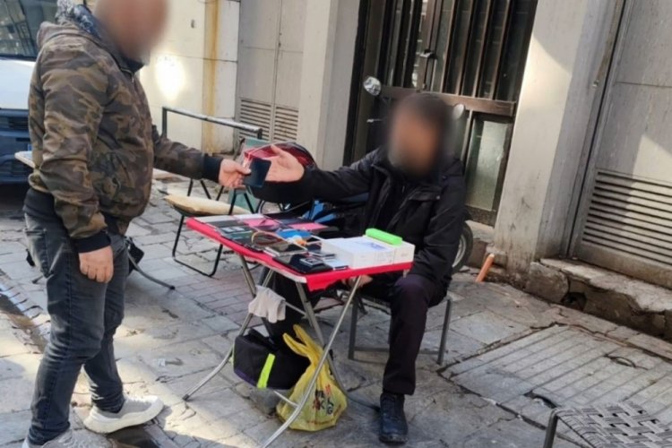 İzmir'de seyyar telefoncu kılığına giren polis, hırsızı su&ccedil;&uuml;st&uuml; yakaladı