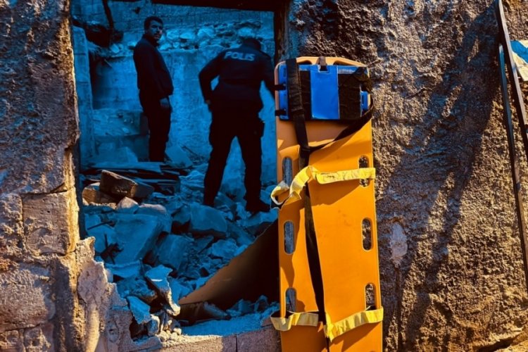 Şanlıurfa'da 2 katlı ev &ccedil;&ouml;kt&uuml;: 1 kişi enkaz altında kaldı