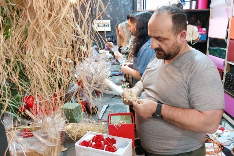 Samsun'da &ccedil;i&ccedil;ek&ccedil;iler siparişleri yetiştirmek ge&ccedil; saatlere kadar mesai yapıyor