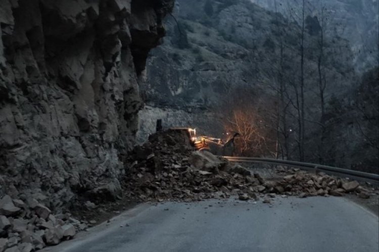Artvin-Ardanu&ccedil; karayolunda heyelan