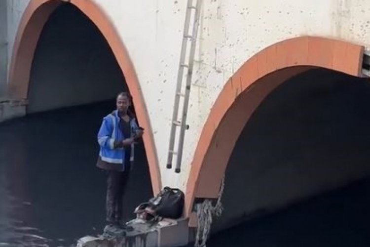 İstanbul'da polisten ka&ccedil;an bir şahıs, atladığı derede saatlerce mahsur kaldı
