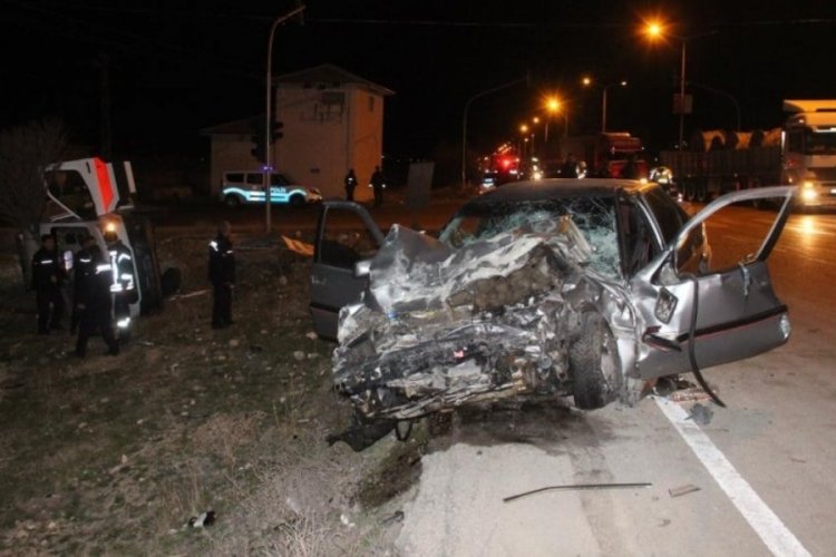Karaman'da otomobille &ccedil;arpışan ambulans devrildi: 2'si ağır 5 yaralı