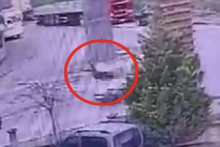 Kocaeli'de hafif ticari aracın bek&ccedil;iye &ccedil;arptığı anlar kameraya yansıdı