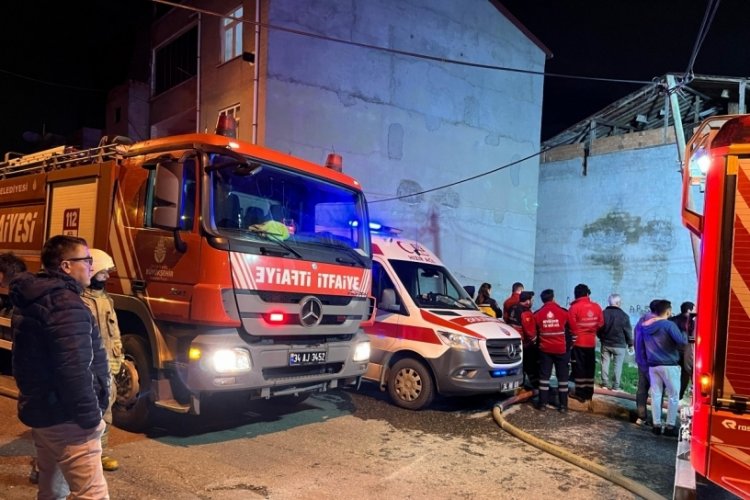 İstanbul'da 3 katlı binanın &ccedil;atısı, &ccedil;ıkan yangında alevlere teslim oldu