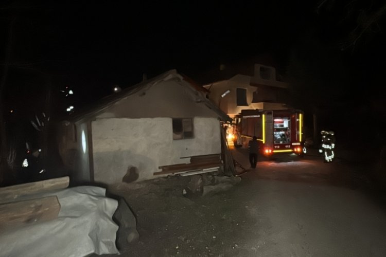 D&uuml;zce'de ahşap at&ouml;lyesinde &ccedil;ıkan yangın korkuttu