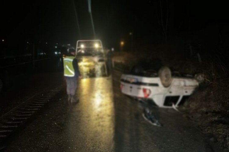 Karab&uuml;k'te otomobil devrildi: 2 yaralı