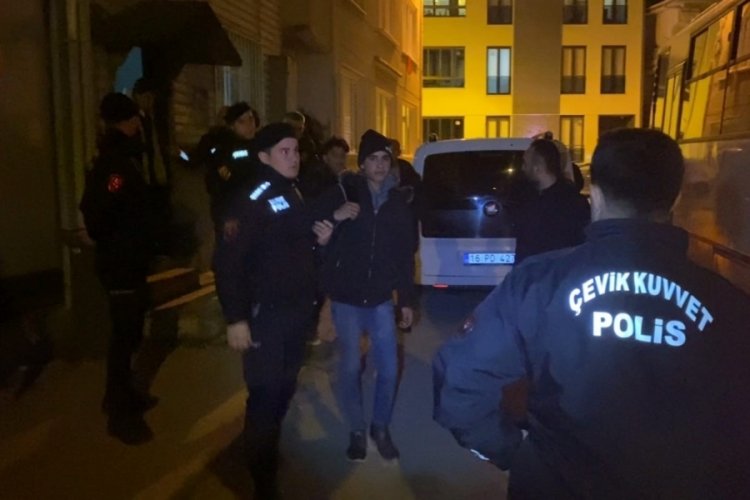 Bursa'da &uuml;lkeye ka&ccedil;ak giren 12 şahıs yakalandı