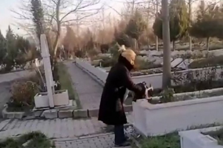 Babasının mezar taşını par&ccedil;aladı!