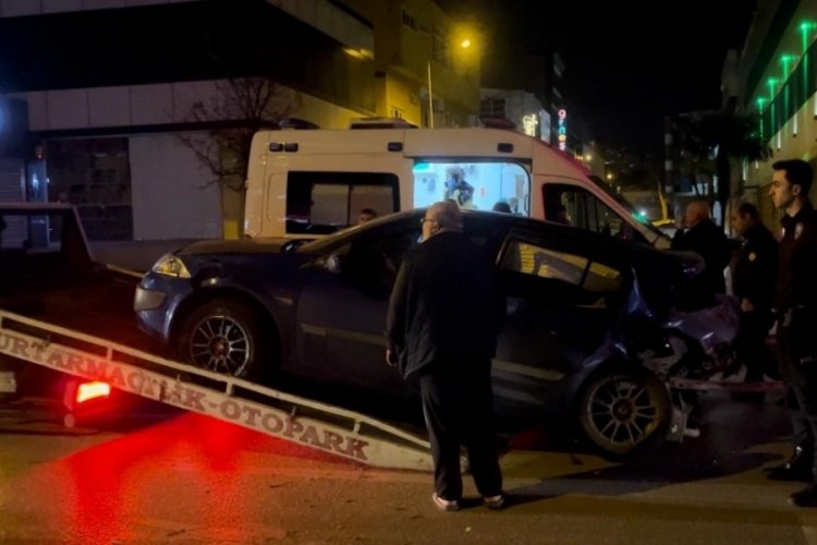 Bursa'da 2 otomobil &ccedil;arpıştı! Yaralılar var