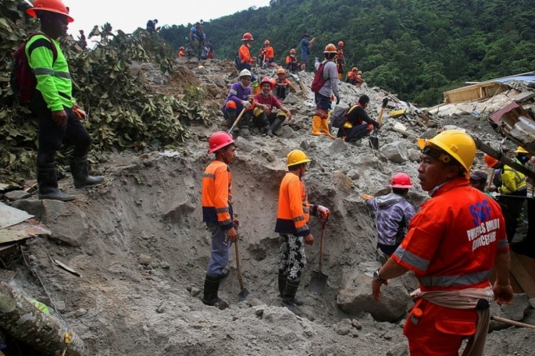 Filipinler'deki toprak kaymasında &ouml;l&uuml; sayısı 71'e y&uuml;kseldi
