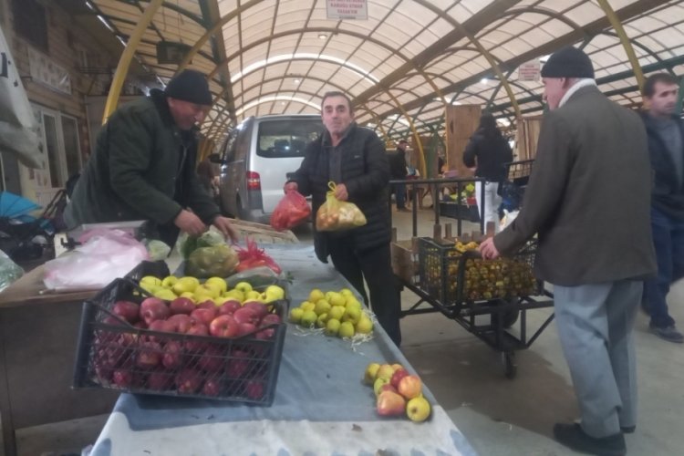 Pazardan topladığı malzemeleri ihtiya&ccedil; sahiplerine dağıtıyor