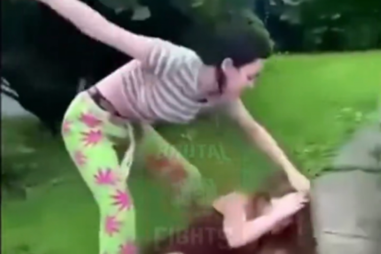 Erkek arkadaşının sevgilisini tekme tokat d&ouml;vd&uuml;!