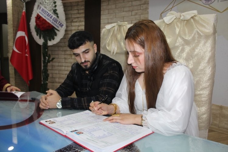Mersin'de evlenmek isteyen &ccedil;iftler 14 Şubat'ta nikah dairelerini doldurdu