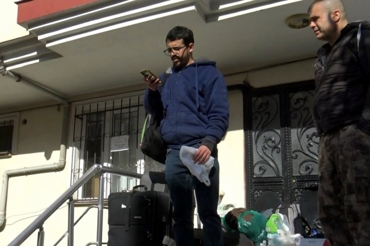 İstanbul'da polis gelince birikmiş kirasını &ouml;deyip evden ayrıldı