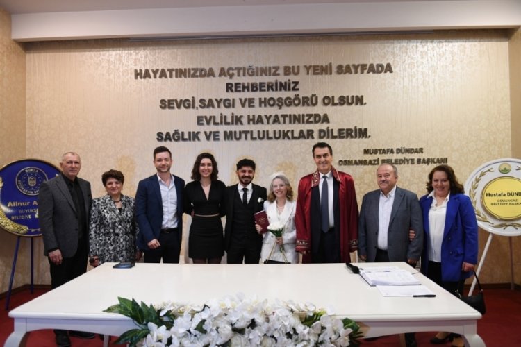 Bursa'da D&uuml;nya evine giren &ccedil;ifte D&uuml;ndar'dan s&uuml;rpriz