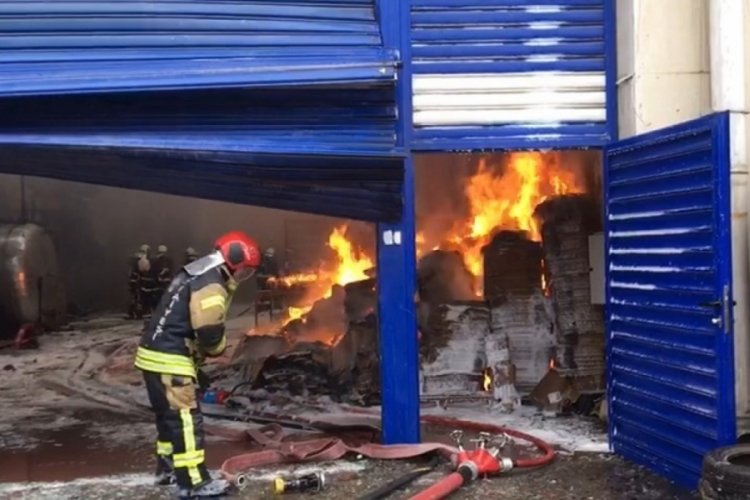 Sahte i&ccedil;ki imalathanesi olarak kullanılan depo alev alev yandı