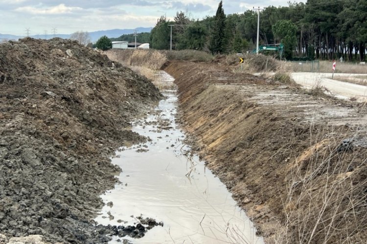 Bursa'da DSİ'den Orhangazi'deki su kanallarında temizlik &ccedil;alışması