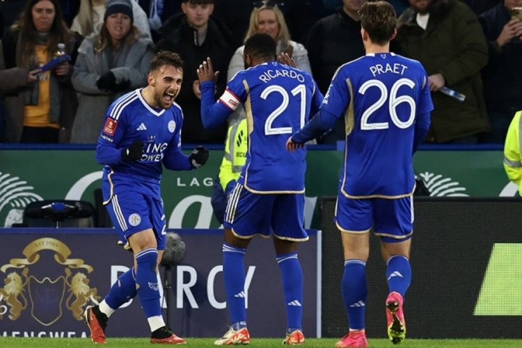 Yunus Akg&uuml;n'&uuml;n formasını giydiği Leicester City adım adım Premier Lig'e yaklaşıyor