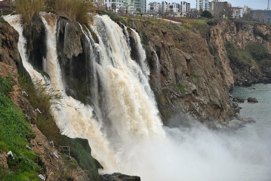 Hayatı fel&ccedil; eden yağış sonrası d&uuml;nyaca &uuml;nl&uuml; şelale &ccedil;amur &ccedil;ağladı