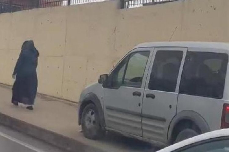 İstanbul'da s&uuml;r&uuml;c&uuml; kaldırımdan giderek yayaların hayatlarını tehlikeye attı