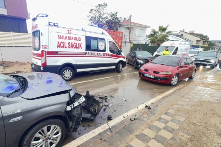 Kocaeli'de 2 otomobil kafa kafaya &ccedil;arpıştı! 1'i &ccedil;ocuk 4 kişi yaralı