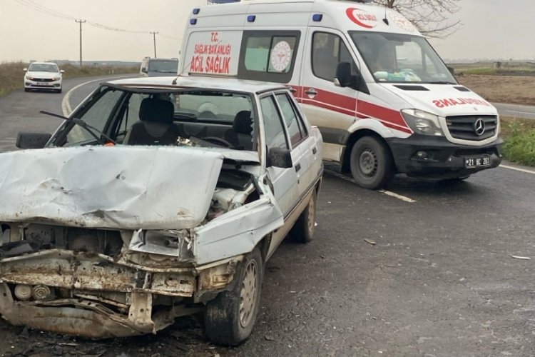 Diyarbakır'da otomobil ile minib&uuml;s &ccedil;arpıştı: 4 yaralı