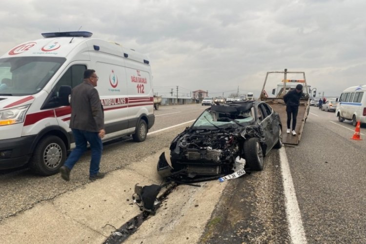 Manisa'da iki otomobil kafa kafaya &ccedil;arpıştı: 3 ağır yaralı