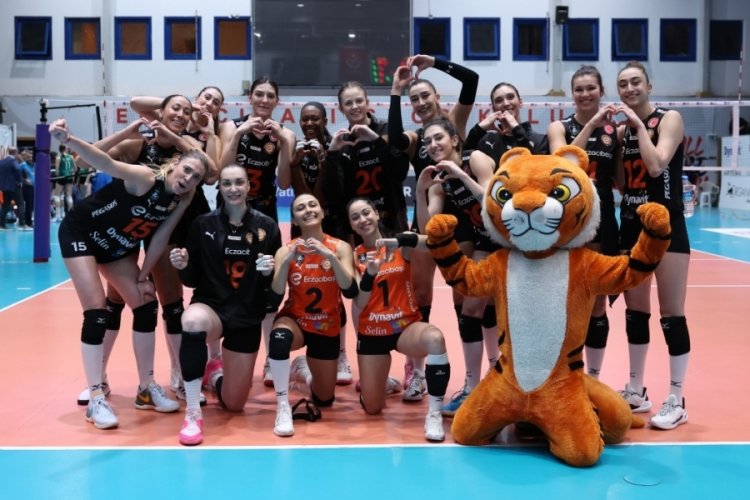 Eczacıbaşı Dynavit, Axa Sigorta Kupa Voley'de yarı finale y&uuml;kseldi