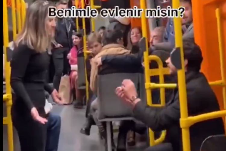 Bursa'da metroda evlilik teklifi etti! Yolcular b&uuml;y&uuml;k şaşkınlık yaşadı
