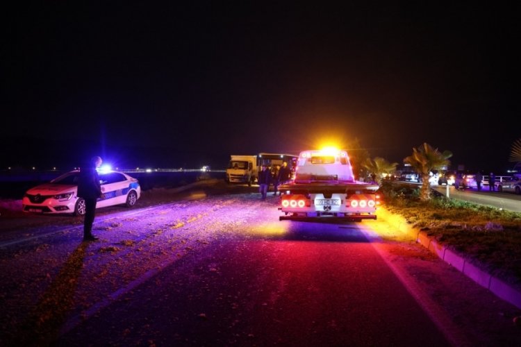 Aydın'da limon posası yola d&ouml;k&uuml;ld&uuml;, 6 ara&ccedil; birbirine girdi: 1 &ouml;l&uuml;, 11 yaralı