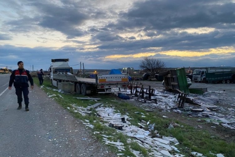 Balıkesir'de mermer y&uuml;kl&uuml; tır, iş&ccedil;i servisi ile &ccedil;arpıştı: 9 yaralı
