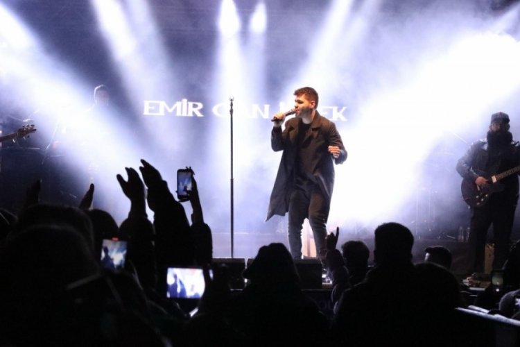 Emir Can İğrek, Bolululara yağmur altında muhteşem bir gece yaşattı