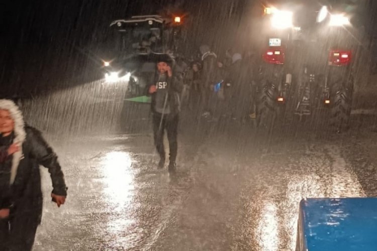 Şanlıurfa'da sele kapılan ara&ccedil;ta bulunan 5 kişi kurtarıldı