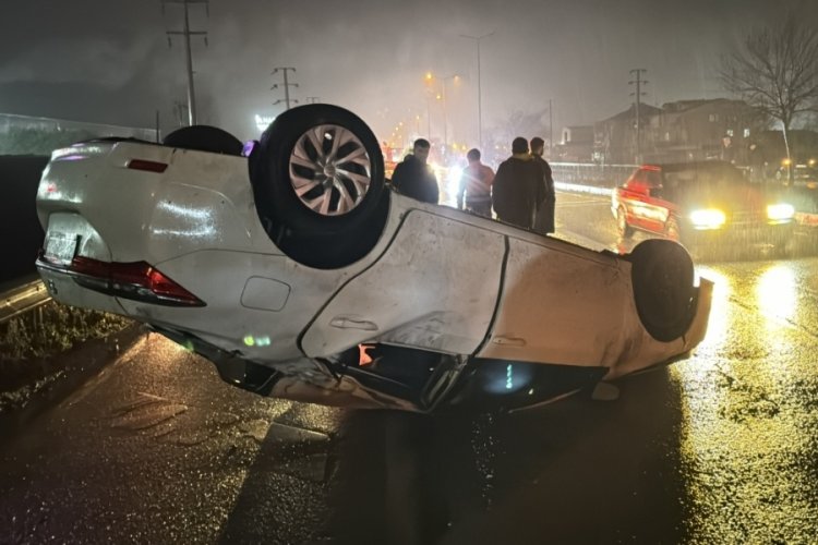 D&uuml;zce'de otomobil karşı şeride ge&ccedil;ip takla attı!