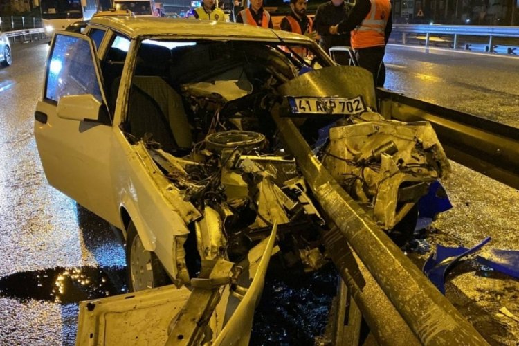 Kocaeli'de s&uuml;r&uuml;c&uuml; direksiyon hakimiyetini kaybederek bariyere ok gibi saplandı