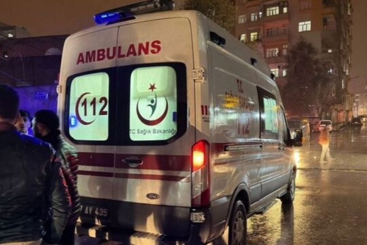 Mardin'de sokakta y&uuml;r&uuml;rken başından ve bacağından vuruldu