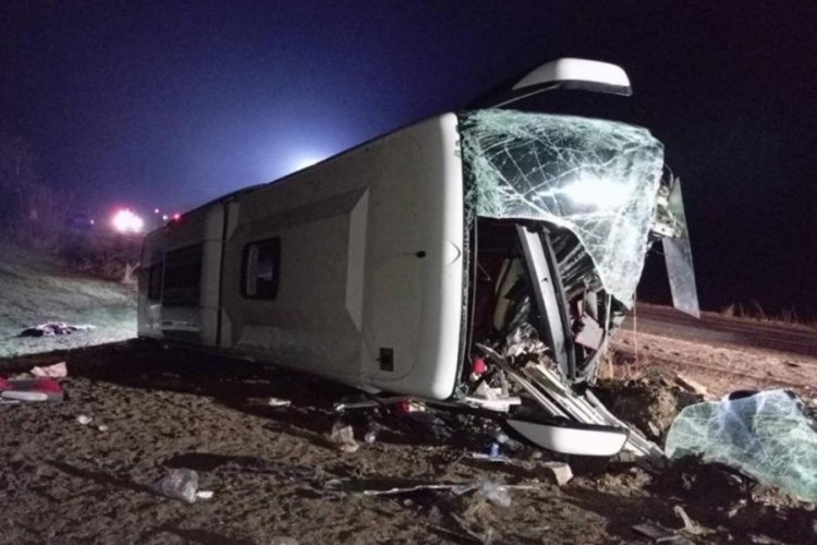 Yozgat'ta yolcu otob&uuml;s&uuml; devrildi: &Ouml;l&uuml; ve yaralılar var