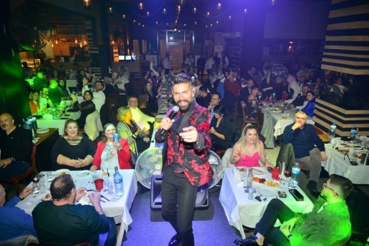 Mehmet &Ccedil;evik, Bursa'da aşıkları coşturdu!