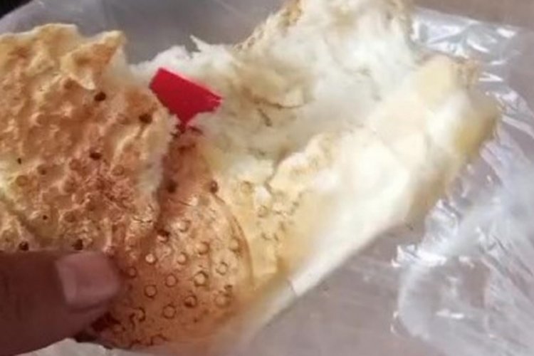 Fırından aldığı ekmeğin i&ccedil;inden plastik &ccedil;ıktı!