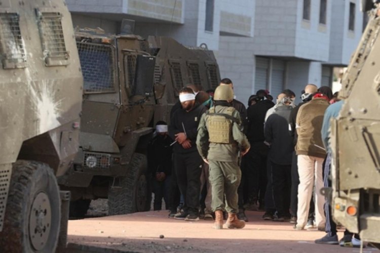 İsrail g&uuml;&ccedil;leri, Batı Şeria'ya d&uuml;zenledikleri gece baskınlarında en az 12 Filistinliyi g&ouml;zaltına aldı
