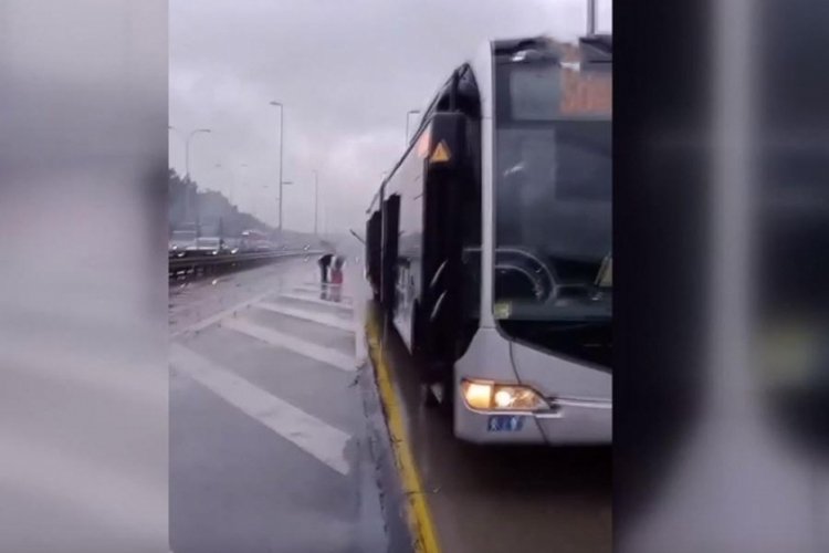 İstanbul'da metrob&uuml;s yangını