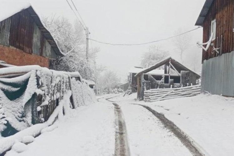 Bolu beyaza b&uuml;r&uuml;nd&uuml;! Kar kalınlığı 10 santimetreye ulaştı