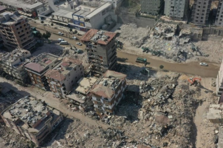 Hatay'da depremde yıkılan 5 katlı bina ruhsatsız &ccedil;ıktı