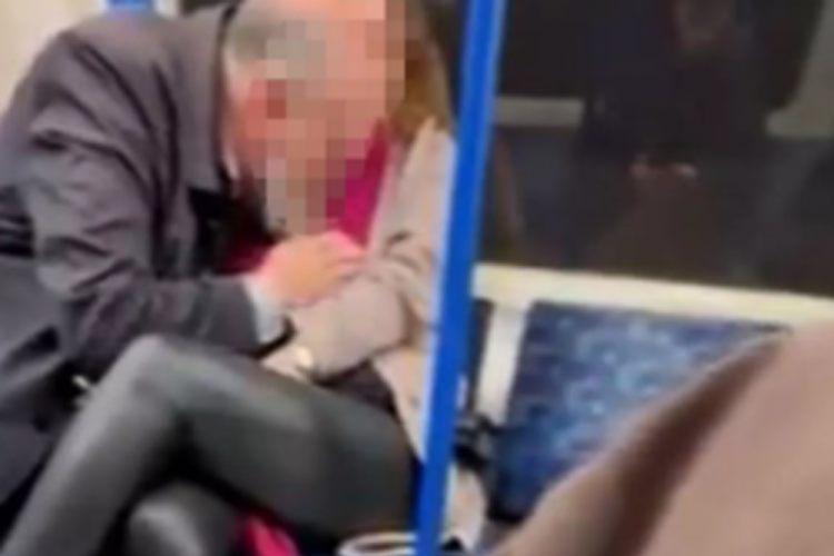 Metroda skandal g&ouml;r&uuml;nt&uuml;ler! Yanındaki kadının bluzunu a&ccedil;ıp &ouml;pmeye başladı