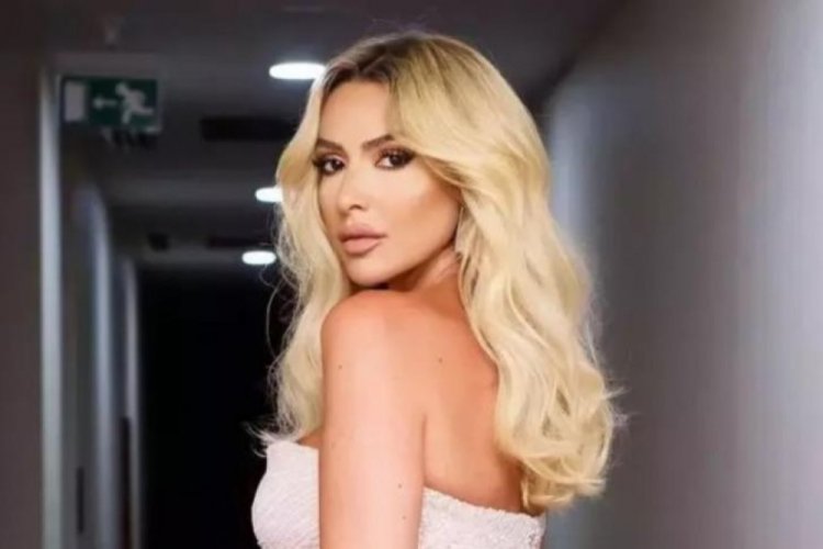 Hadise'nin g&ouml;ğ&uuml;s dekolteli pozuna beğeni yağdı
